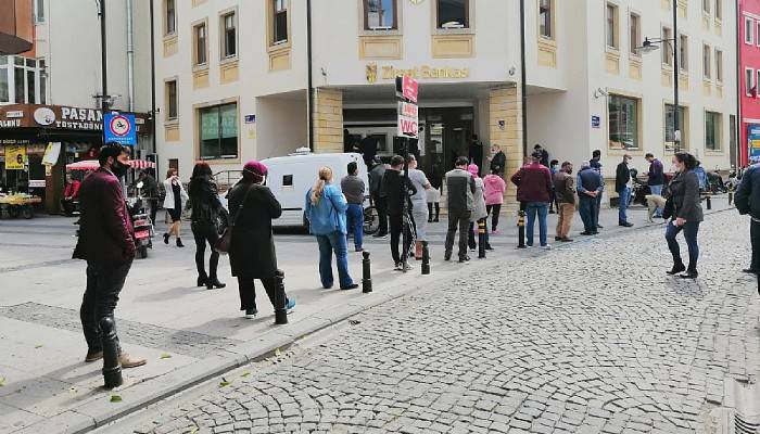 Kuyruklar uzayıp gidiyor