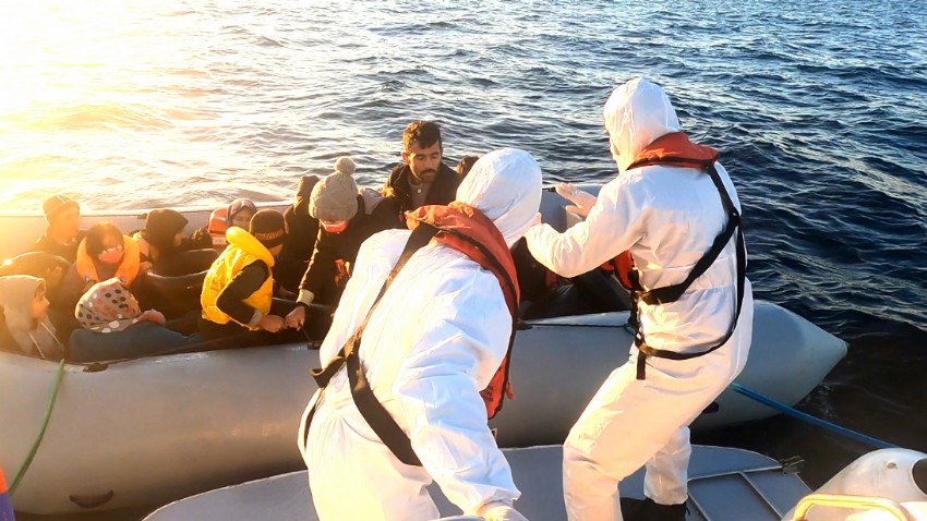 Sahil Güvenlik Ekipleri Ayvacık Açıklarında 19 Düzensiz Göçmeni Yakaladı