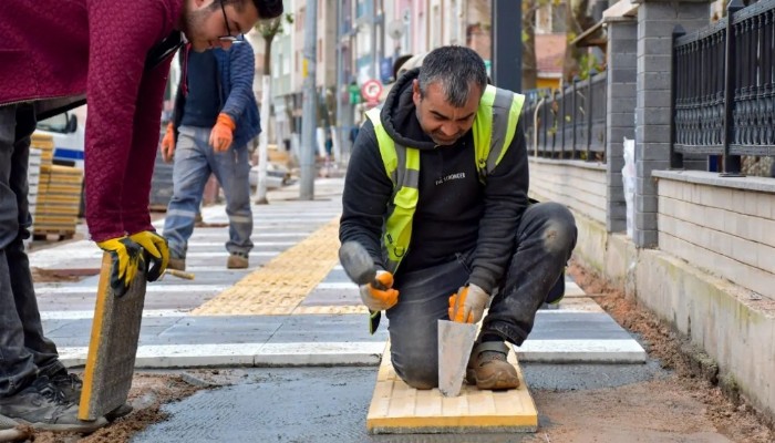 Biga Belediyesinden Görme Engellilere Kaldırım Bandı Çalışması