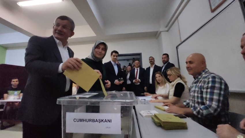 Gelecek Partisi Genel Başkanı Ahmet Davutoğlu, oyunu kullandı