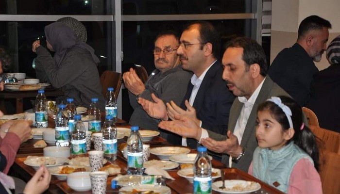 KAYMAKAM DOLU İLK İFTARINI DEPREMZEDE AİLELER İLE AÇTI
