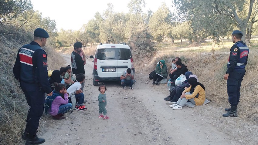 Bu arabaya 18 mülteci ve organizatör bindi