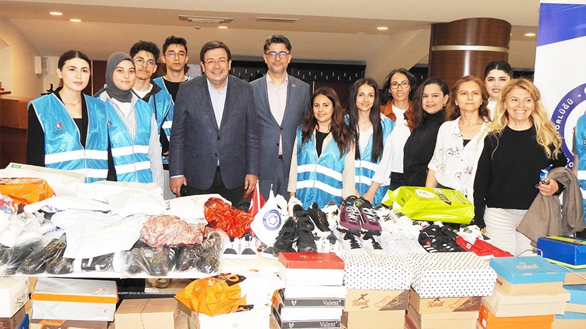 Spor ayakkabıları getirip konsere katıldılar