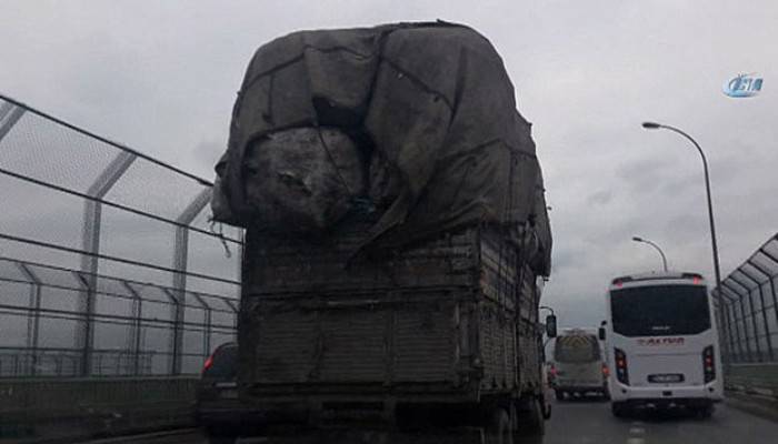 Fazla yük alan kamyonetin tehlikeli yolculuğu 