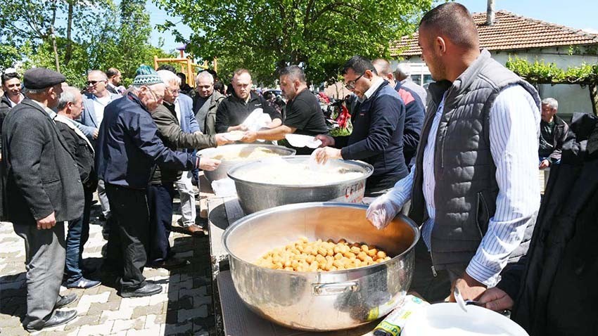 Lapseki’de Köy Hayır Yemekleri Devam Ediyor