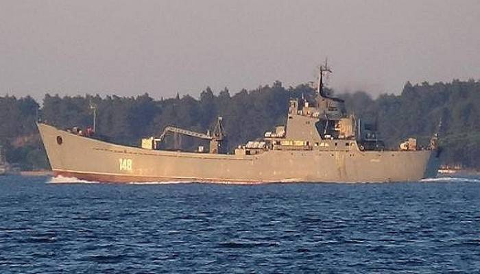Rus savaş gemisi 'Orsk' Çanakkale Boğazı'ndan geçti (VİDEO)