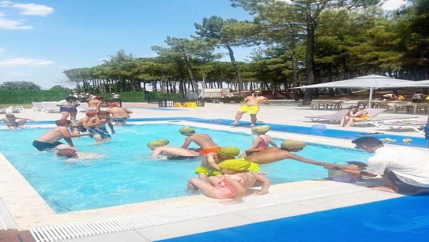 Bayramiç’te yüzme havuzu vatandaşların gözdesi oldu