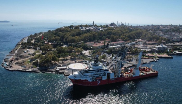 Karadeniz Gaz Sahası'ndaki üretimi kontrol edecek kablo gemisi, İstanbul Boğazı'na geldi
