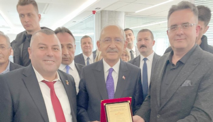 Cumhurbaşkanı Adayı Kılıçdaroğlu’na EYT’liler Adına Plaket Verdi