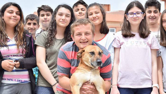 Öğrenciler kanserli köpeği tedavi ettirdi (VİDEO)