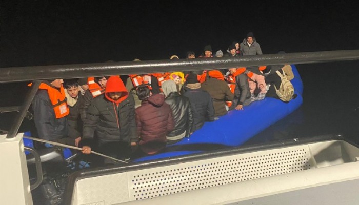Ölüme Terk Edilen 82 Kaçak Göçmeni Sahil Güvenlik Ekipleri Kurtardı