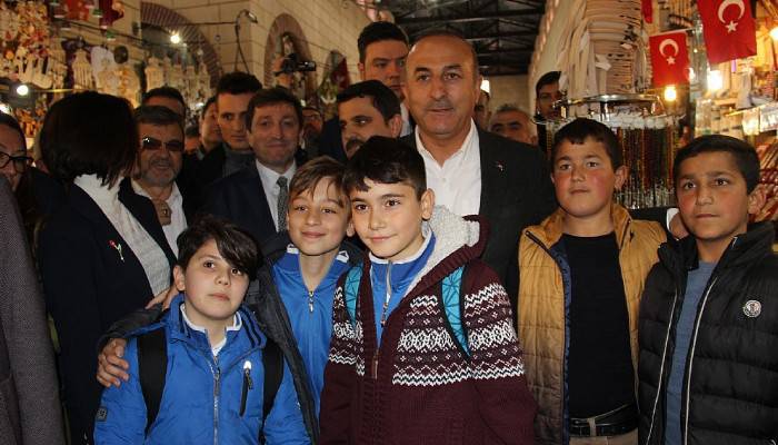 Çavuşoğlu, Çanakkale'de şehit ailesini ve Aynalı Çarşı'yı ziyaret etti