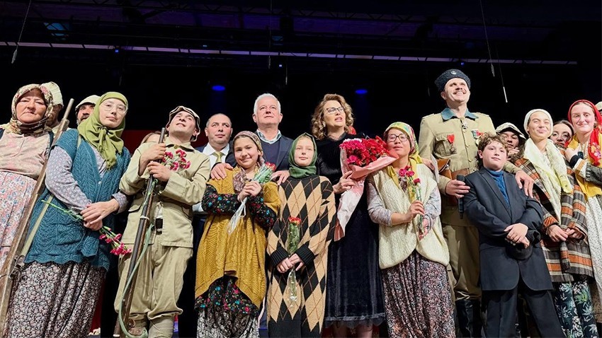 Özel Bireylerden Alkış Yağmuruna Tutulan Tiyatro Gösterisi