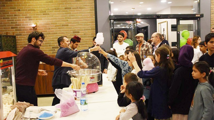 Vali Aktaş, iftarını yetim çocuklarla yaptı