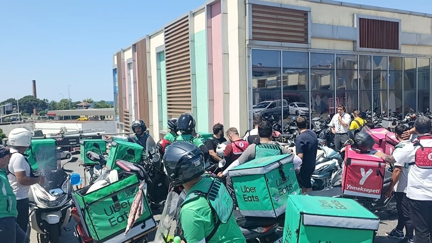 Motosikletli Kuryelerden AVM Otoparkı Eylemi