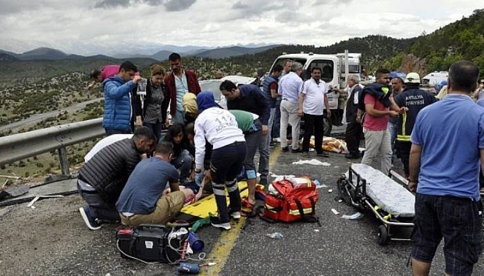 Tatil yolunda kaza geçirdiler: 2 ölü, 3 yaralı