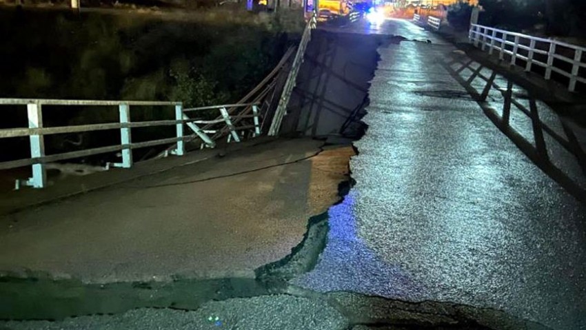 Sağanak yağış Çanakkale yolundaki köprüyü yıktı