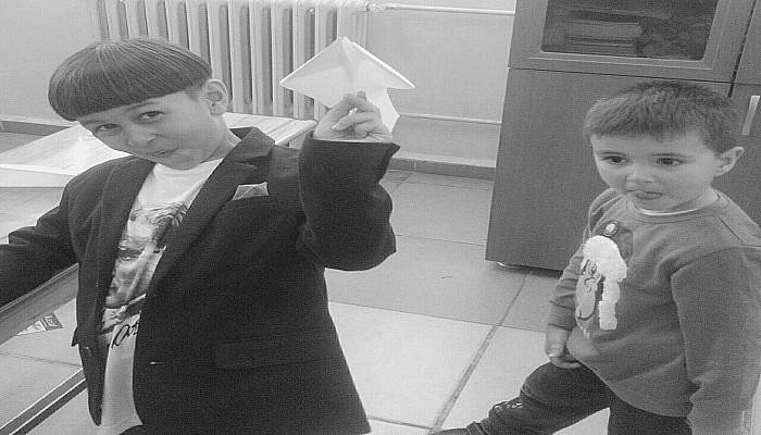 Kardeşi ile Birlikte Eğlendi 