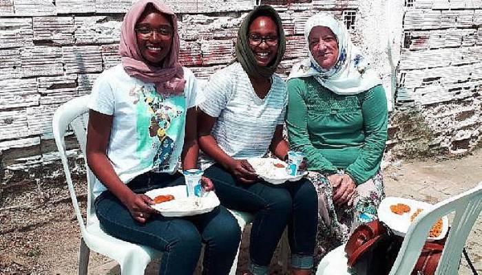 Afrikalı kardeşler, arkadaş ziyaretine geldikleri köyün hayır yemeğine katıldı