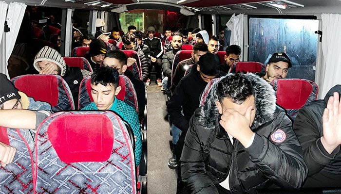 35 kaçak göçmen Gelibolu’da yakalandı ! (VİDEO)