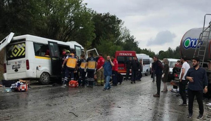 Düğün yolunda kaza 8 ölü, 10 yaralı