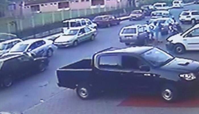 Tartıştığı polisi otomobilinin üzerine alıp metrelerce sürükledi