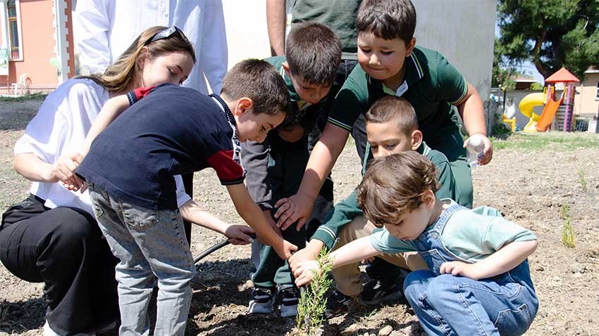 Fidanları Toprakla, Minikleri Eğlenceyle Buluşturdular