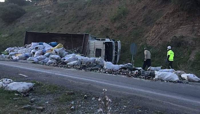 Hurda yüklü kamyon devrildi: 1 yaralı