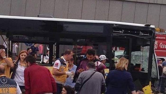 İstanbul'da feci kaza! Kamyon metrobüs yoluna girdi