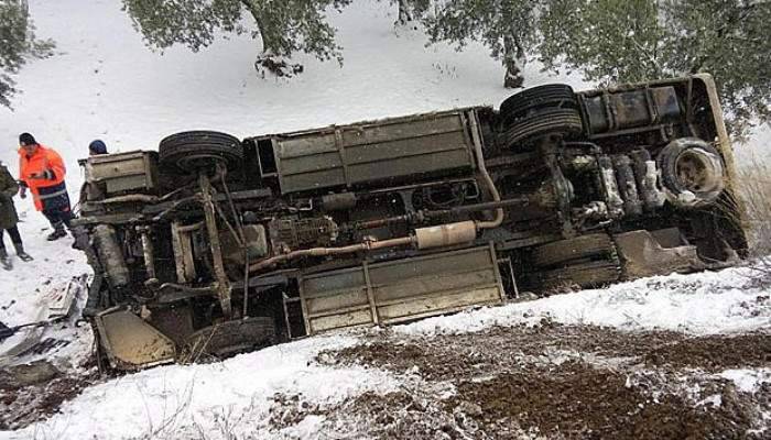 Halk otobüsü kar sebebiyle takla attı