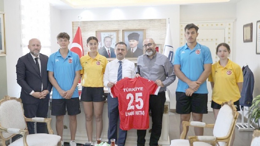 U 17 Plaj Hentbol Milli Takımından Vali İlhami Aktaş’a Ziyaret