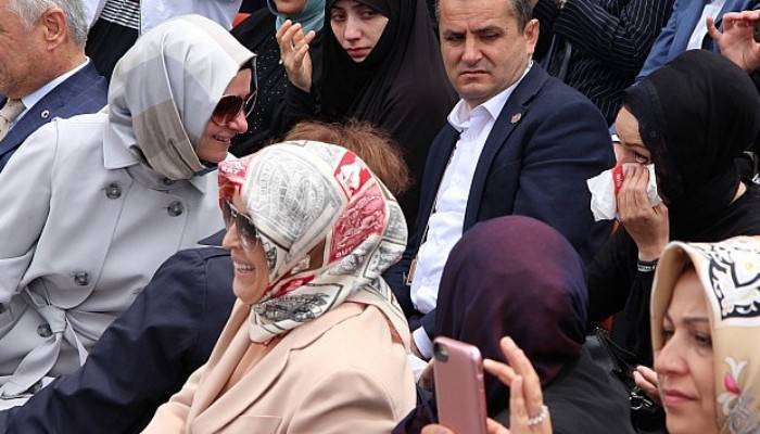 Engelli öğrencilerin gösterisinde ağlayan anneyi Bakan Kaya teselli etti