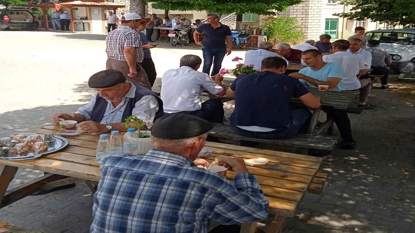 Işıkeli’nde, hacıların gözdesi zemzem ve hurma ikramı yapıldı