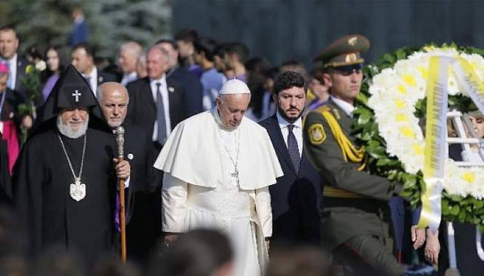 Papa sözde Ermeni ‘soykırım’ anıtını ziyaret etti