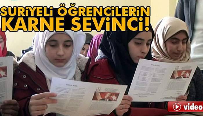  Suriyeli öğrencilerin karne sevinci