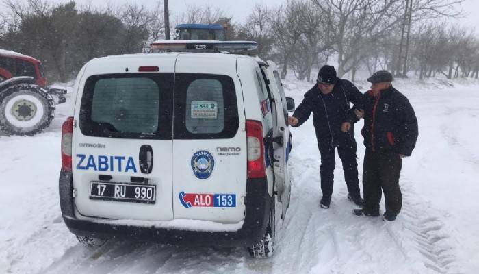 Köyde mahsur kalan yaşlı çifti, belediye ekipleri kurtardı