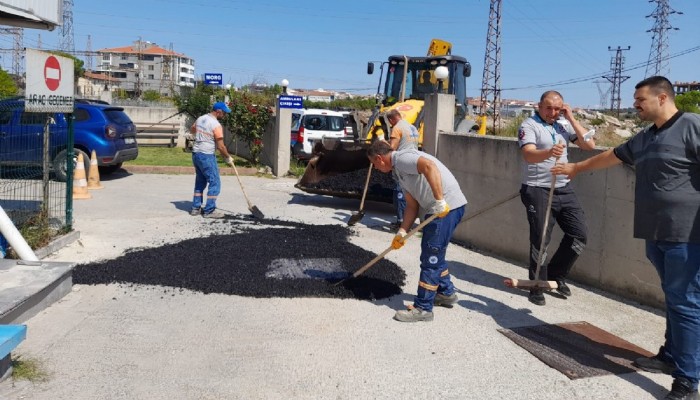 BİGA’DA BOZULAN VE AŞINAN YOLLARA ASFALT YAMA ÇALIŞMASI YAPILDI