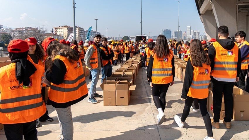 LÖSEV’den yüzlerce mutluluk kolisi!