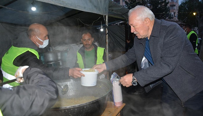 Mobil aşevi depremzedelere hizmet vereye devam ediyor