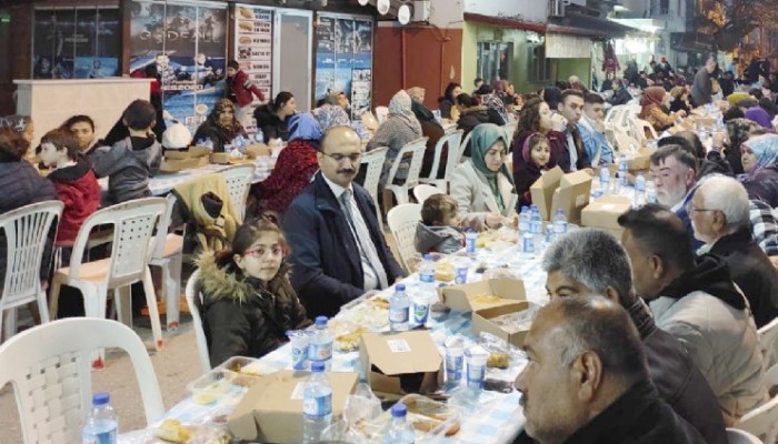 Gelibolu Kaymakamı Bekir Abacı İftarda Roman Vatandaşlarla Buluştu