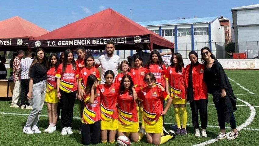  Ezine Gazi Ortaokulu Kız Ragbi Takımı, Türkiye Finallerine Yükseldi