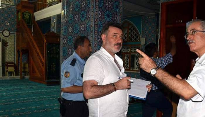 Namaz bahanesiyle girdiği camiden bilgisayar çaldı