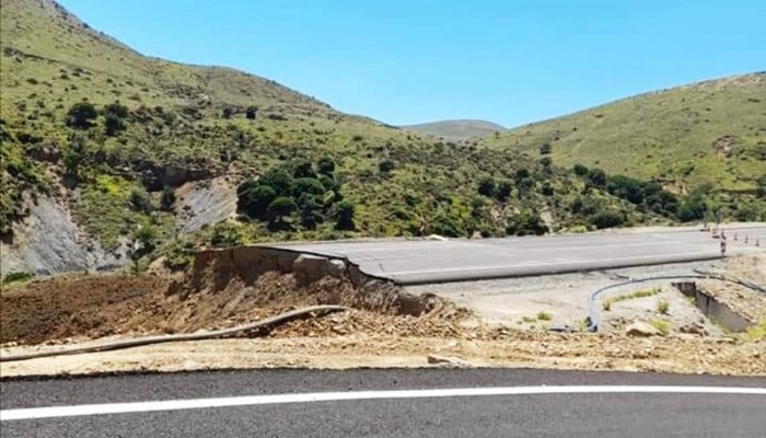 Gökçeada'da yol çöktü!