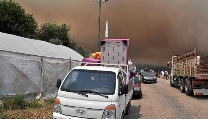 Yangın bölgesinde vatandaşlar evlerini terk ediyor