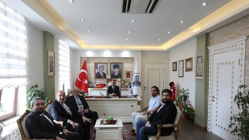 Çanakkale'de Türk Şehitlikleri İmar Vakfı ve Çanakkale Savaşları Enstitüsü Heyeti Vali İlhami Aktaş'ı Ziyaret Etti