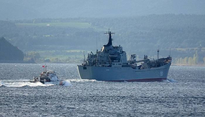 Rus savaş gemisi ‘Saratov’ Çanakkale Boğazı’ndan geçti (VİDEO)