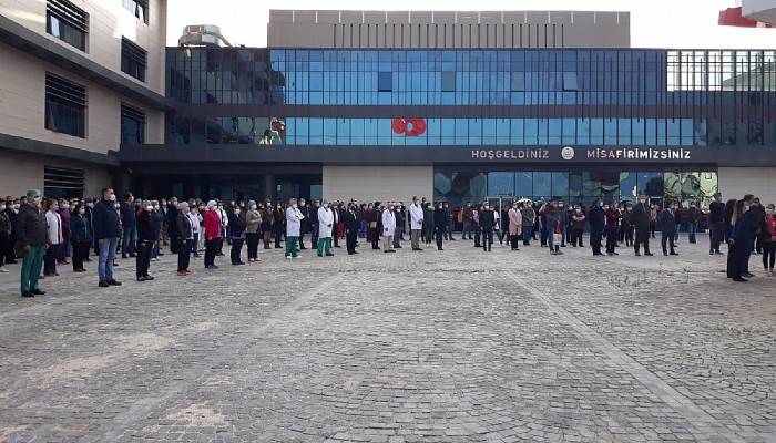 SAĞLIK ÇALIŞANLARINDAN ALKIŞLI PROTESTO