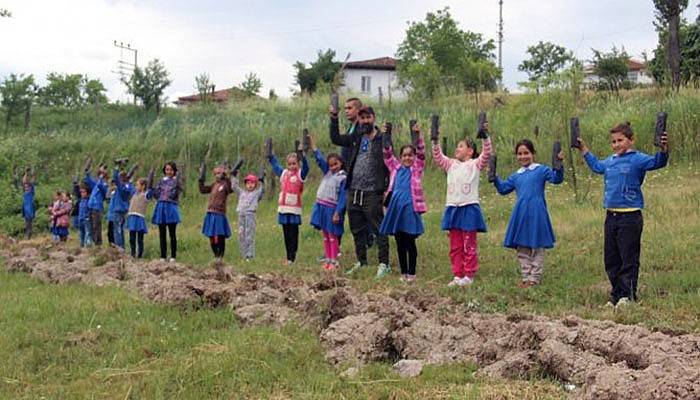 İnternet fenomeninden köy okuluna yardım