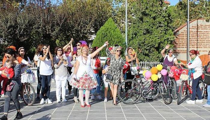 'Süslü kadınlar', otomobilsiz kentler için pedal çevirdi (VİDEO)