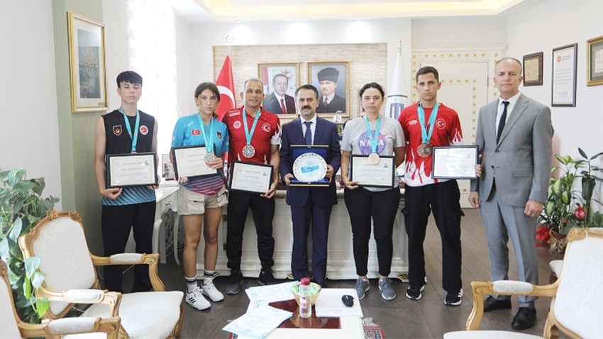 Kick Boks Branşında Başarılı Sporculardan Vali Aktaş’a ziyaret